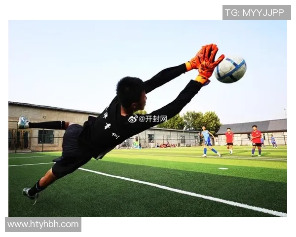 绿茵场上奔跑的梦想一位热爱足球的少年球星成长记